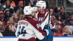 Útočníci Colorada Joel Kiviranta a Nathan MacKinnon slaví branku Martina Nečase