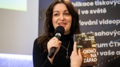 Spisovatelka Pavla Horáková s její novou knihou Okno na západ