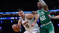 Nikola Jokić v souboji s Alem Horfordem z Bostonu