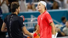 Jakub Menšík (vpravo) po březnovém zápase s Taylorem Fritzem v Miami, který český tenista vyhrál