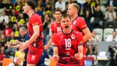 Jakub Janouch, nahrávač volejbalových Lvů Praha, slaví bod ve třetím zápase finálového sérei play-off extraligy proti Karlovarsku