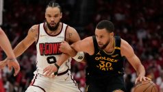 Stephen Curry z Golden State se snaží uniknout Dillonu Brooksovi z Houstonu