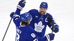 Obránce Toronta Chris Tanev (8) slaví svůj gól s útočníkem Austonem Matthewsem (34) v zápasu proti Florida Panthers