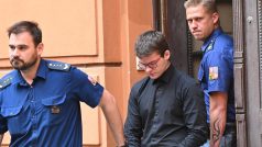 Obžalovaný Daniel Štěpán přichází v doprovodu eskorty ke Krajskému soudu v Brně