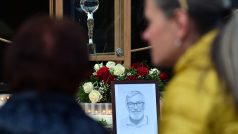 V Karlových Varech vzniklo improvizované pietní místo pro Jiřího Bartošku