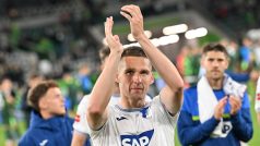Pave Kadeřábek děkuje fanouškům po bundesligovém utkání Hoffenheimu