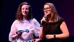 Vítězky Novinářské ceny za rok 2024 v kategoriii Audiovizuální reportáž. Zleva Barbora Loudová a Zuzana Černá.