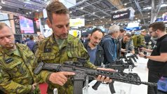 Útočná puška CZ BREN 3 na stánku společnosti Colt CZ Group, pod kterou spadá Česká zbrojovka, na veletrhu z letošního května.
