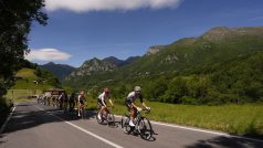 Cyklisté na trati osmnácté etapy Gira