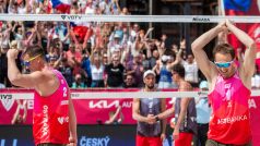 Plážoví volejbalisté David Schweiner a Ondřej Perušič slaví v Ostravě vítězství nad polským párem