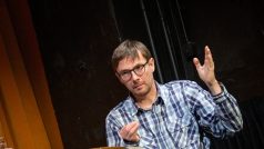 Zleva ředitelka Naivního divadla v Liberci Kateřina Pavlů a dramaturg Vít Peřina na tiskové konferenci k mezinárodnímu soutěžnímu festivalu profesionálního loutkového divadla Mateřinka