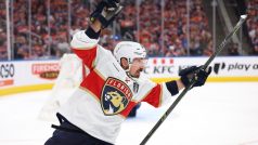 Brad Marchand slaví gól do sítě Edmontonu