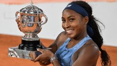 Coco Gauffová s trofejí pro vítězku Roland Garros