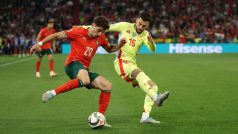 Portugalec Pedro Neto v souboji s Alexem Baenou
