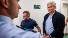 Bývalý ředitel motolské nemocnice Miloslav Ludvík, jeden z aktérů korupční kauzy kolem zakázek Fakultní nemocnice v Motole, přichází v doprovodu eskorty k soudu, který se zabýval jeho žádostí o propuštění z vazby, 9. června 2025