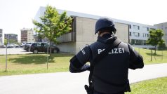 Policisté u školy v rakouském Štýrském Hradci, kde se střílelo