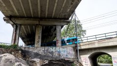 Stavaři bourají silniční most nad železniční tratí na hlavní silnici podél řeky z Ústí nad Labem do Děčína