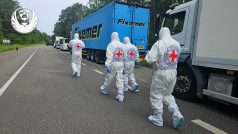 Pracovníci Červeného kříže před předáním těl ukrajinských těl