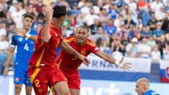 Španělští fotbalisté se v poslední minutě radují z vítězného gólu