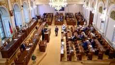 Jednání Sněmovny ve středu ráno, u řečnického pultíku Radim Fiala z SPD