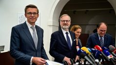 Členové vlády Petra Fialy (uprostřed) Martin Kupka (vlevo), Eva Decroix a Marek Výborný (vpravo)