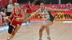 Česká basketbalistka Petra Holešínská v utkání mistrovství Evropy proti Portugalsku