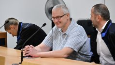 Obžalovaný Radek Březina (uprostřed) v síni pobočky Krajského soudu Brno, který se zabýval případem vynášení informací z Celní správy členům takzvané lihové mafie kolem Březiny