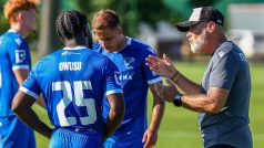 Trenér Baníku Ostrava Pavel Hapal na tréninku s hráči