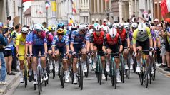 Cyklisté ve francouzském Dunkerku na trati Tour de France