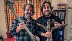 Peter Jackson (vlevo) s kostí z nohy moa se zakladatelem společnosti Colossal Biosciences Benem Lammem, který drží nohu vyhynulého zvířete