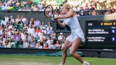 Kateřina Siniaková v akci na Wimbledonu