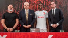Simon Deli v novém bílém dresu pražské Slavie s Jindřichem Trpišovským, Jaroslavem Tvrdíkem a Martinem Říhou