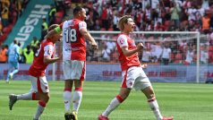 Japonec Daiki Hašioka slaví první gól v dresu pražské Slavie s Janem Bořilem a Michalem Sadílkem