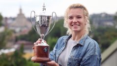 Kateřina Siniaková s trofejí pro vítězku čtyřhry ve Wimbledonu
