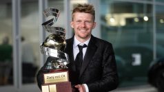 Pavel Šulc s trofej o nejlepšího českého fotbalistu sezony