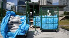 Japonské úřady převezli zeminu z blízkosti jaderné elektrárny Fukušima před sídlo premiéra