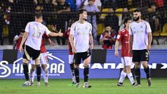 Zklamaní fotbalisté Sparty po prohraném utkání v kazachstánském Aktobe