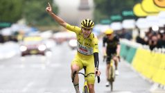 Tadej Pogačar v cíli poslední etapy Tour de France 2025