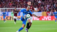 Dominik Kostka z Mladé Boleslavi zpracovává míč před dotírajícím Janem Kuchtou