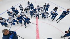 Hokejisté Komety Brno při společném tréninku na ledě