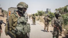 Izraelské obranné síly vtrhly do smutečního stanu, kde se Palestinci z komunity Umm Al-Khair shromáždili, aby uctili památku Auda Muhammad Hasalína, který byl předchozí den zastřelen izraelským pravicovým osadníkem.