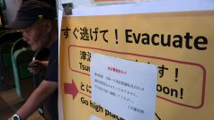Varování před tsunami a výzva k evakuaci cestujících na nádraží ve městě Kamakura na japonském ostrově Honšú