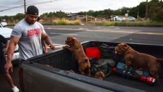 Muž na ostrově Oahu na Havaji evakuuje vše potřebné kvůli varování před tsunami