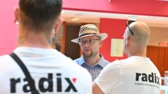 Vydavatel Pavel Kamas (uprostřed) na chodbě Městského soudu v Brně
