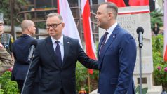 Andrzej Duda a Karol Nawrocki během ceremoniálu k 81. výročí vypuknutí Varšavského povstání