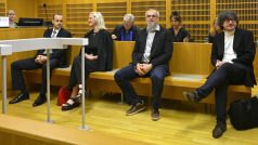 Obvodní soud projednává kauzu namalování ukrajinské vlajky v bytovém komplexu ruské ambasády