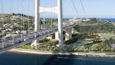 Digitální vizualizace ukazuje most, který by měl spojit italskou pevninu se Sicílií. Dlouho odkládaný projekt v hodnotě 13,5 miliardy eur (337 miliard korun) schválil meziresortní výbor pro dohled nad strategickými veřejnými investicemi, uvedlo italské ministerstvo dopravy ve svém prohlášení z úterý 6. srpna 2025.
