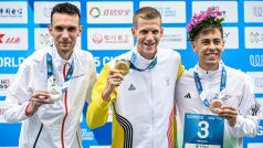 Orientační běžec Tomáš Křivda (první zleva) se stříbrnou medailí ze Světových her v Číně