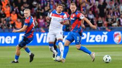 Matěj Vydra v souboji se soupeřem z Glasgow Rangers