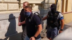 Policie odvedla v pátek odpoledne dárce Jiřikovského na výslech.